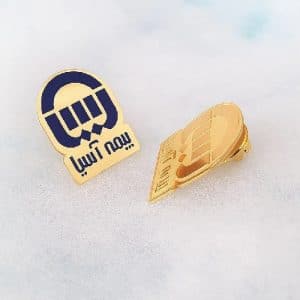 بج سینه اداری | بج سازمانی سفارشی برای کارمندان و همایش‌ها بج سینه اداری یکی از پرکاربردترین و محبوب‌ترین انواع بج‌ها است که به صورت سفارشی برای سازمان‌ها، شرکت‌ها و ادارات طراحی می‌شود. این نوع بج علاوه بر ظاهر رسمی و شیک، نقش مهمی در ایجاد هویت سازمانی و یکپارچگی بین پرسنل دارد. بج سازمانی سفارشی با طراحی اختصاصی، نشان‌دهنده نظم و برندینگ حرفه‌ای است و برای کارمندان و همایش‌ها بسیار مناسب می‌باشد. ویژگی‌ها و مزایا طراحی اختصاصی: امکان درج لوگو و نام سازمان روی بج. دوام و ماندگاری: تولید شده از فلز مقاوم با روکش ضدخش. ظاهر رسمی و شیک: انتخابی مناسب برای محیط‌های اداری و رسمی. موارد استفاده پرسنل سازمانی و کارمندان ادارات هدیه سازمانی در همایش‌ها و کنفرانس‌ها نشانه‌ای برای هویت‌بخشی و ایجاد نظم سازمانی برای مشاهده نمونه‌ها و خرید انواع بج سینه اداری به دسته‌بندی محصولات دیجی‌کاردو مراجعه کنید. نکات مراقبت و نگهداری بج را در جعبه مخملی یا پارچه‌ای نگهداری کنید. از تماس مستقیم با مواد شیمیایی مانند عطر و اسپری خودداری کنید. سطح بج را به صورت دوره‌ای با پارچه نرم تمیز کنید. تصاویر محصول لینک‌های مرتبط برای اطلاعات بیشتر درباره تاریخچه بج‌ها می‌توانید مقاله ویکی‌پدیا را مطالعه کنید. همچنین راهنمای تخصصی درباره آبکاری فلزات در این صفحه قرار دارد. جمع‌بندی بج سینه اداری یک انتخاب حرفه‌ای برای سازمان‌هاست. این محصول با طراحی اختصاصی، دوام بالا و زیبایی خاص، می‌تواند بهترین گزینه برای کارمندان و همایش‌های سازمانی باشد. همین حالا سفارش دهید و هویت سازمانی خود را تقویت کنید.