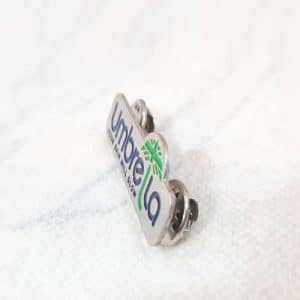 بج سینه فلزی رسمی نقره‌ای با دو سوزن